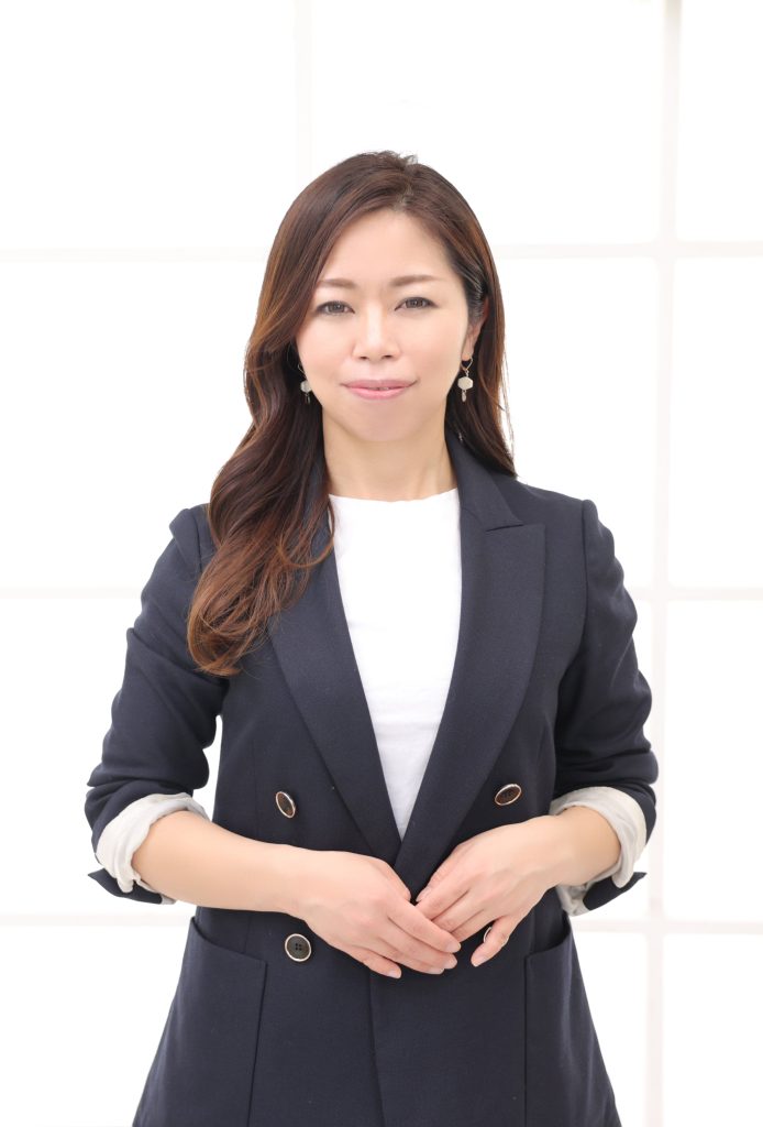 代表 社会保険労務士 上田彩加